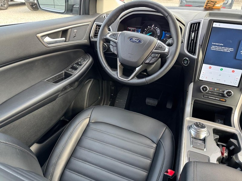 Ford Edge Vehicle Full-screen Gallery Image 13