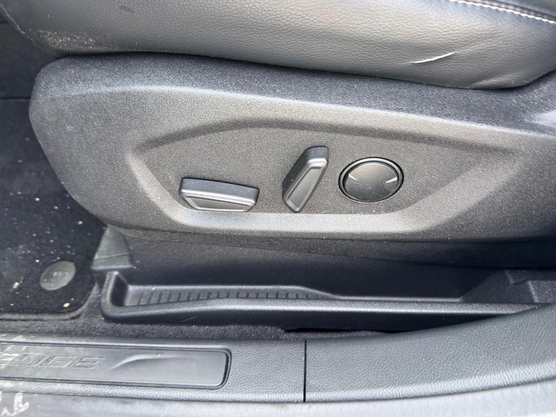 Ford Edge Vehicle Full-screen Gallery Image 16