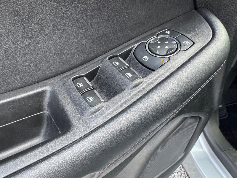 Ford Edge Vehicle Full-screen Gallery Image 17