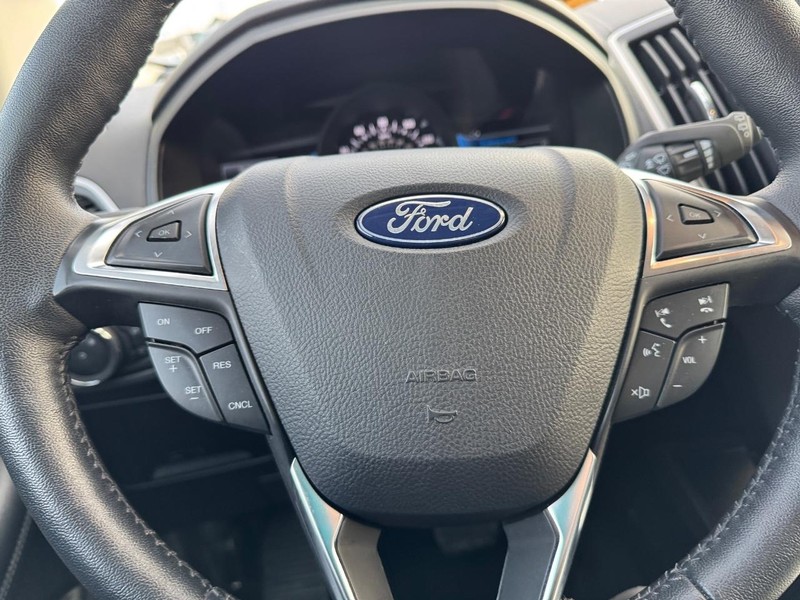 Ford Edge Vehicle Full-screen Gallery Image 18