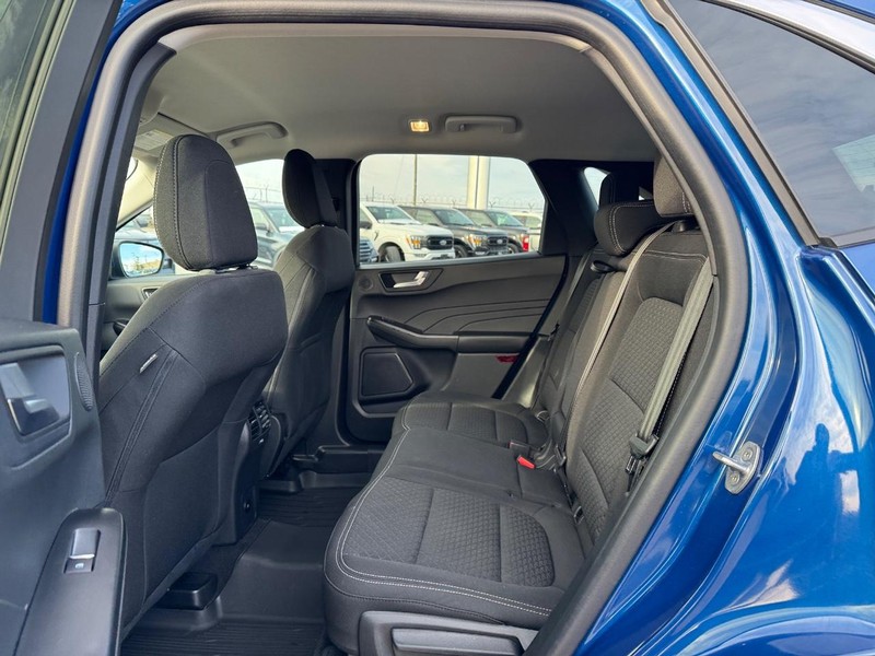 Ford Escape Vehicle Full-screen Gallery Image 12
