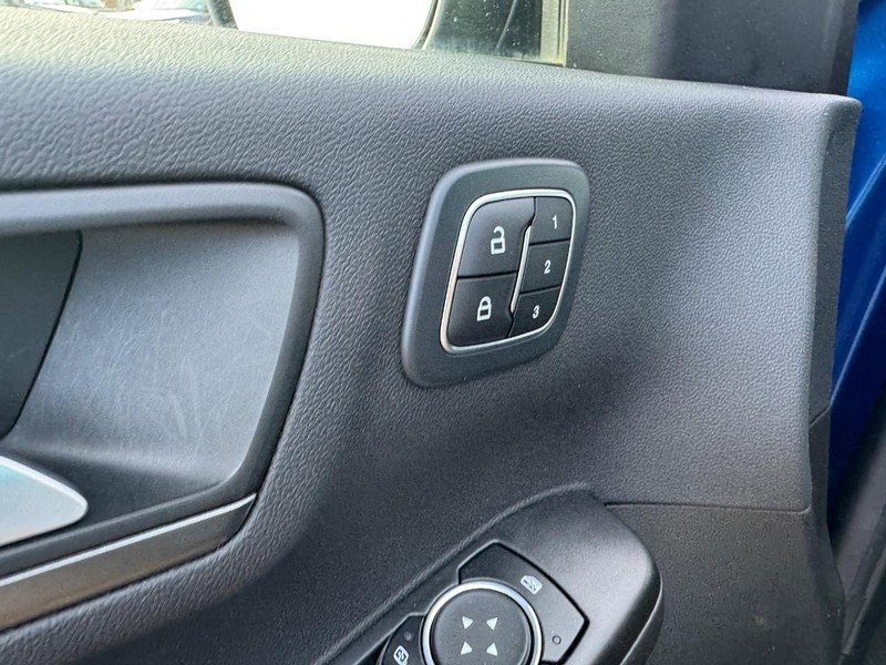 Ford Escape Vehicle Full-screen Gallery Image 18