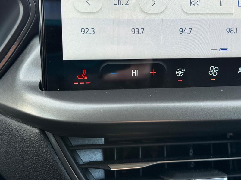 Ford Escape Vehicle Full-screen Gallery Image 23