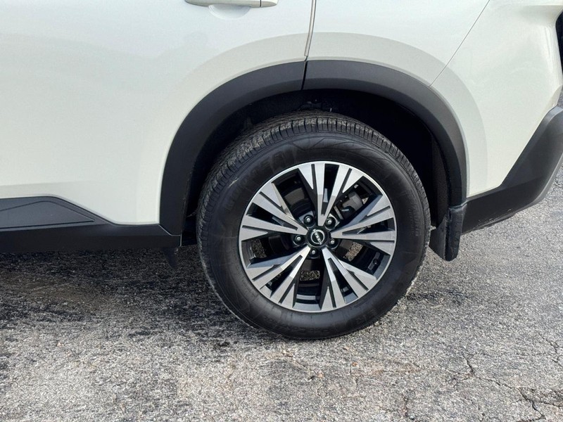 Nissan Rogue Vehicle Full-screen Gallery Image 11