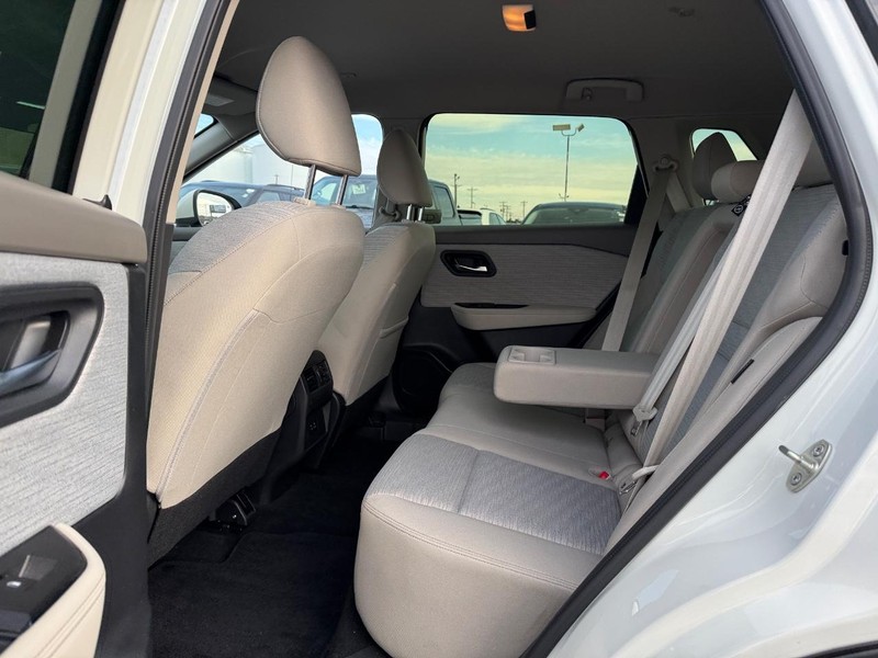 Nissan Rogue Vehicle Full-screen Gallery Image 12