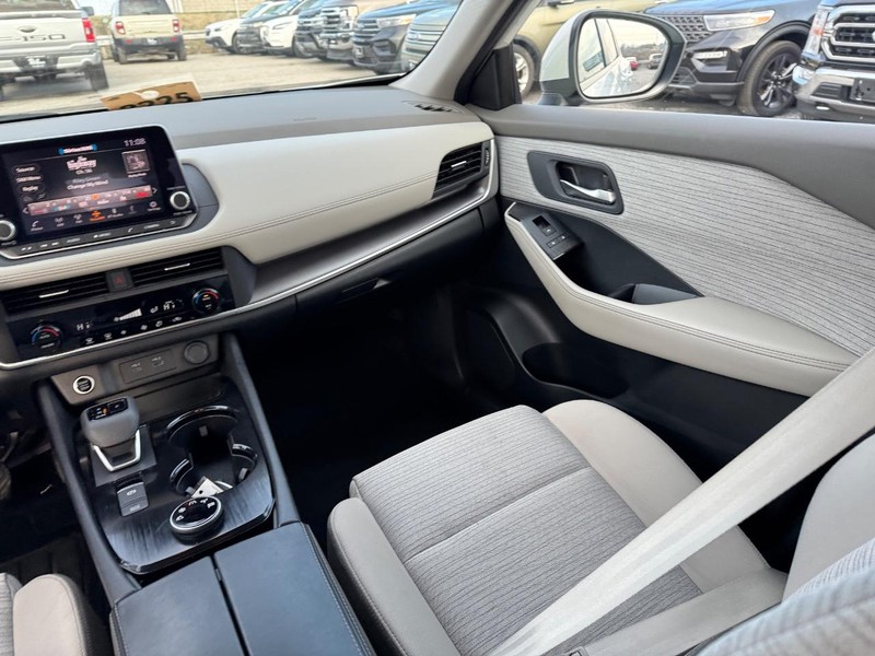 Nissan Rogue Vehicle Full-screen Gallery Image 15