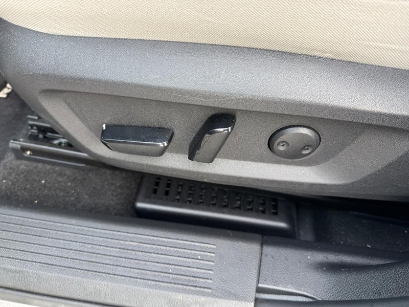 Nissan Rogue Vehicle Full-screen Gallery Image 16