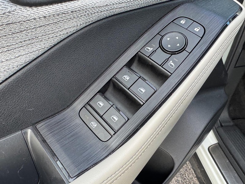 Nissan Rogue Vehicle Full-screen Gallery Image 17