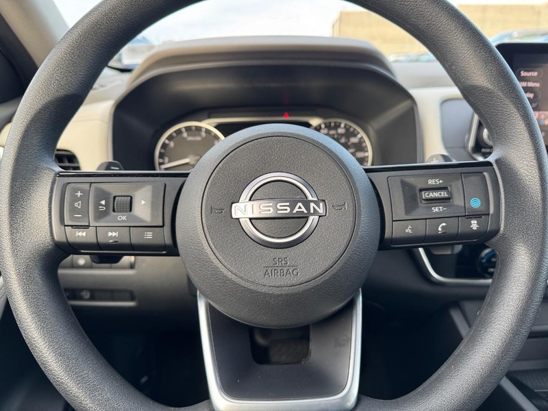 Nissan Rogue Vehicle Full-screen Gallery Image 18