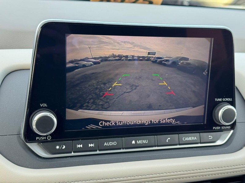 Nissan Rogue Vehicle Full-screen Gallery Image 21