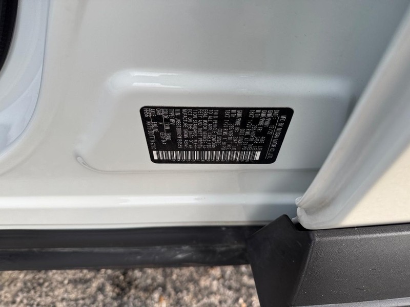 Nissan Rogue Vehicle Full-screen Gallery Image 23