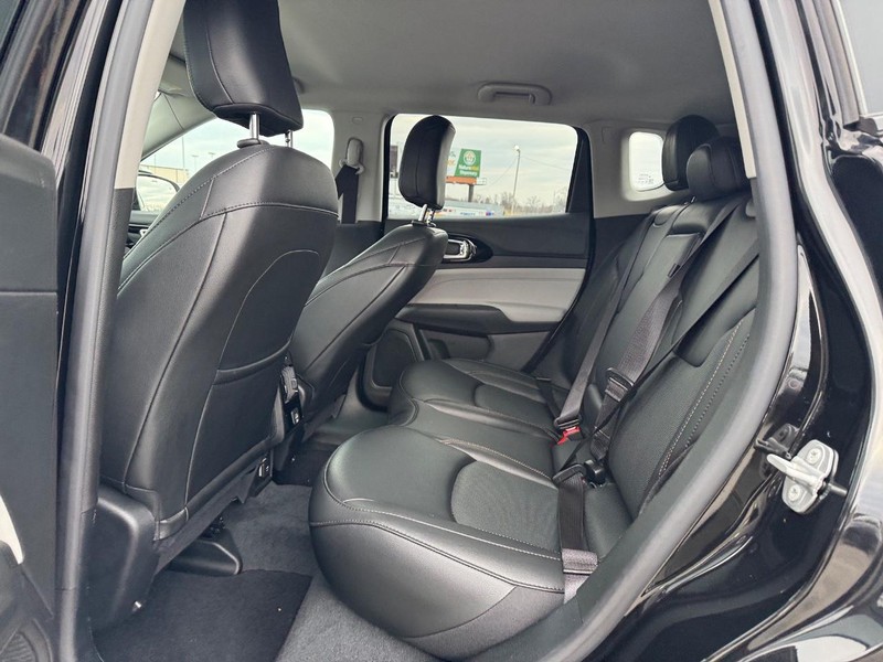 Jeep Compass Vehicle Image 12