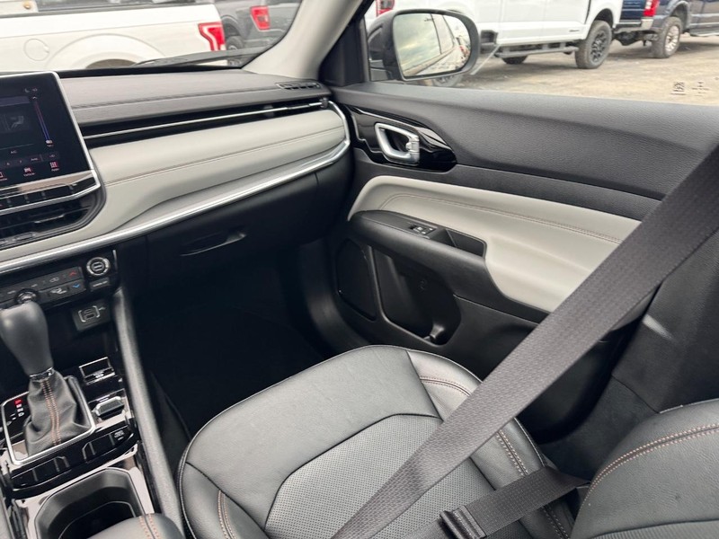 Jeep Compass Vehicle Image 15