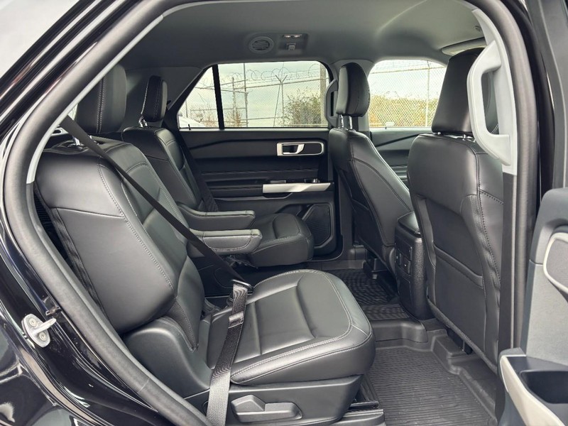 Ford Explorer Vehicle Image 14