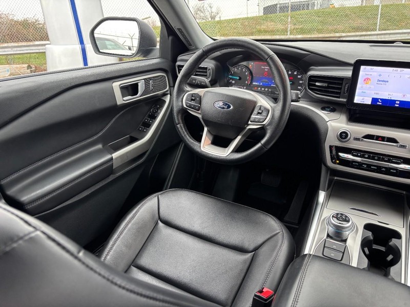 Ford Explorer Vehicle Image 15