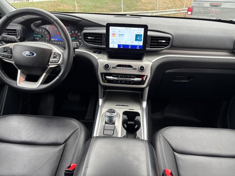 Ford Explorer Vehicle Image 16