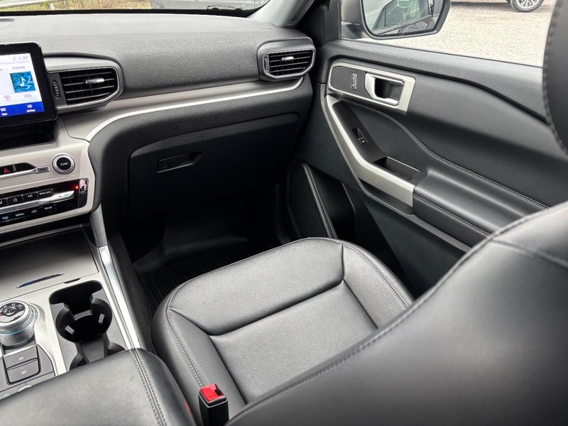 Ford Explorer Vehicle Image 17