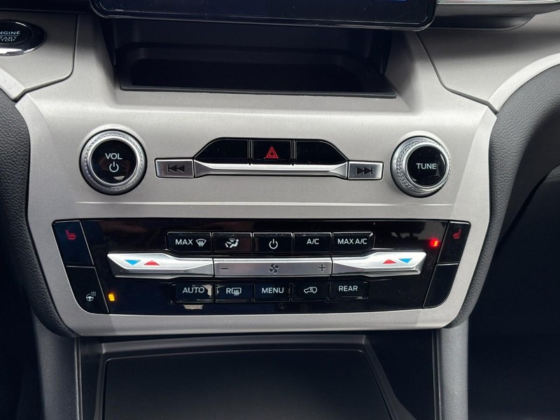 Ford Explorer Vehicle Image 26