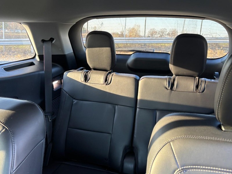 Ford Explorer Vehicle Image 12