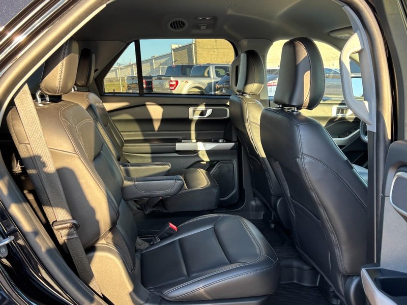 Ford Explorer Vehicle Image 14