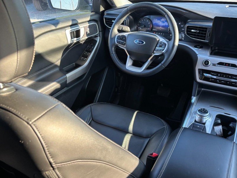 Ford Explorer Vehicle Image 15