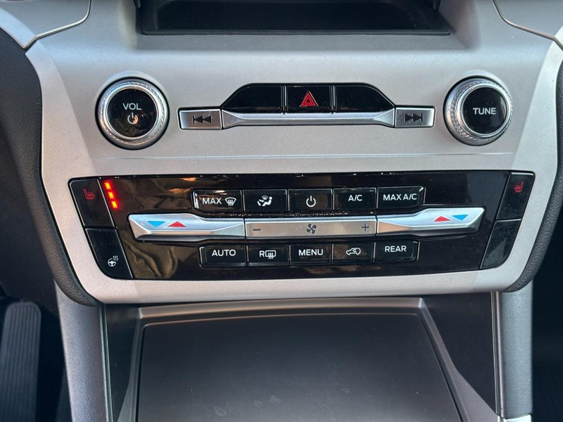 Ford Explorer Vehicle Image 26