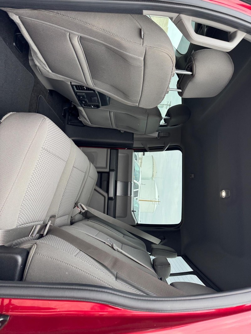 Ford F-150 Vehicle Full-screen Gallery Image 12