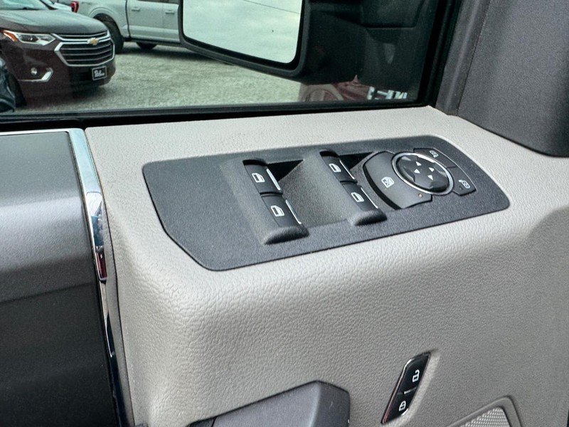 Ford F-150 Vehicle Full-screen Gallery Image 17