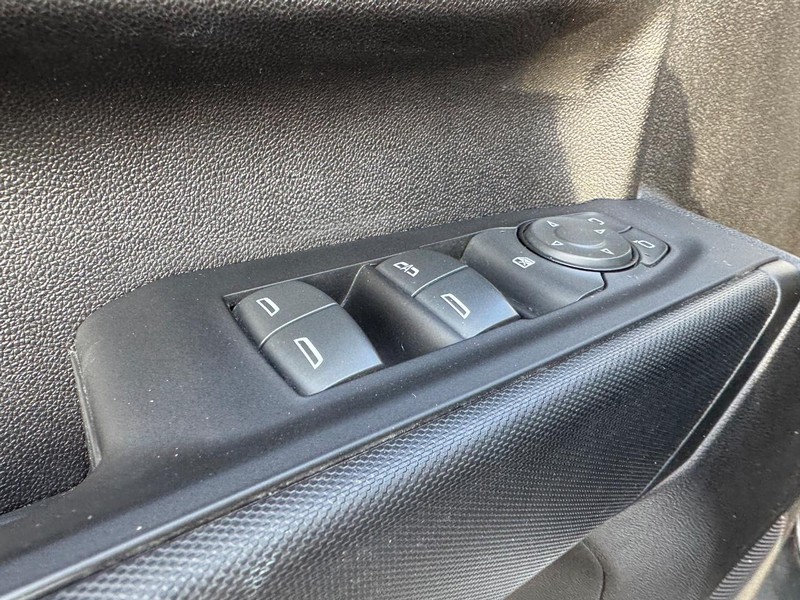 GMC Sierra 3500HD Vehicle Full-screen Gallery Image 16