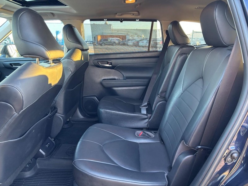Toyota Highlander Vehicle Full-screen Gallery Image 12