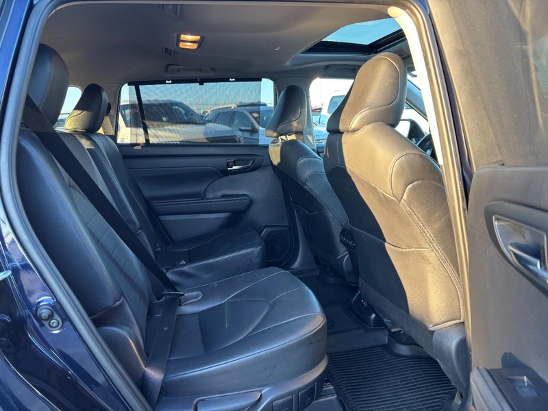 Toyota Highlander Vehicle Full-screen Gallery Image 13