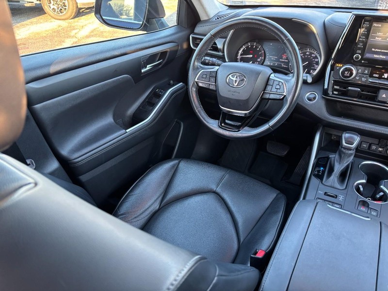Toyota Highlander Vehicle Full-screen Gallery Image 14