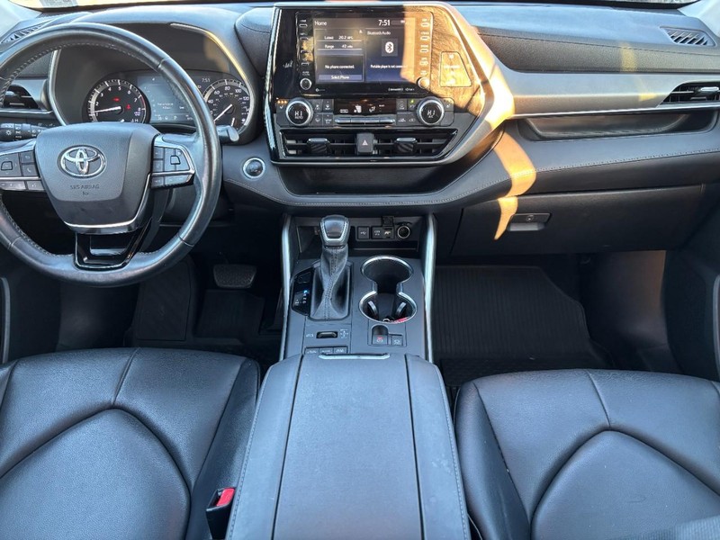 Toyota Highlander Vehicle Full-screen Gallery Image 15