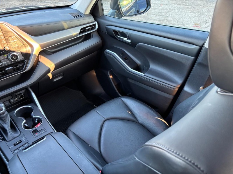 Toyota Highlander Vehicle Full-screen Gallery Image 16