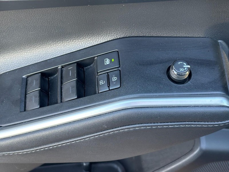 Toyota Highlander Vehicle Full-screen Gallery Image 17