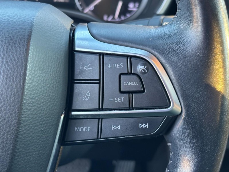 Toyota Highlander Vehicle Full-screen Gallery Image 21