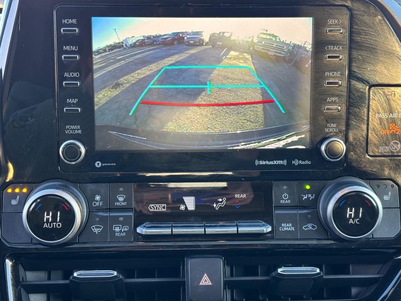 Toyota Highlander Vehicle Full-screen Gallery Image 24