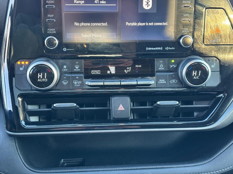 Toyota Highlander Vehicle Full-screen Gallery Image 25