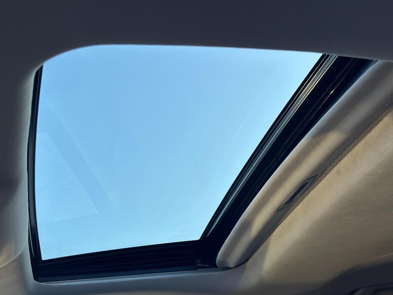 Toyota Highlander Vehicle Full-screen Gallery Image 26