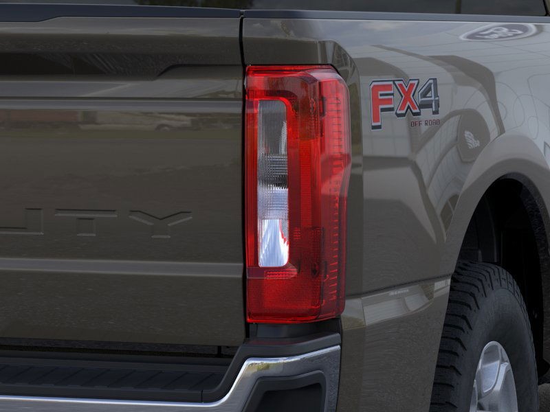 Ford Super Duty F-250 SRW Vehicle Full-screen Gallery Image 23