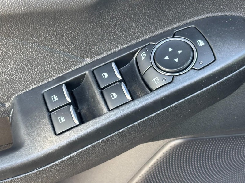 Ford Escape Vehicle Full-screen Gallery Image 18