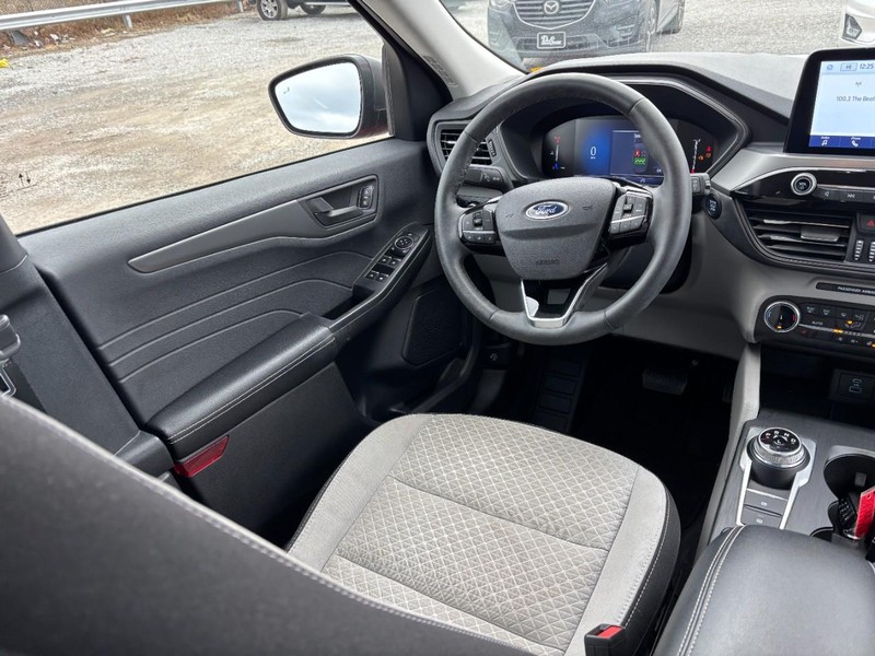 Ford Escape Vehicle Full-screen Gallery Image 14