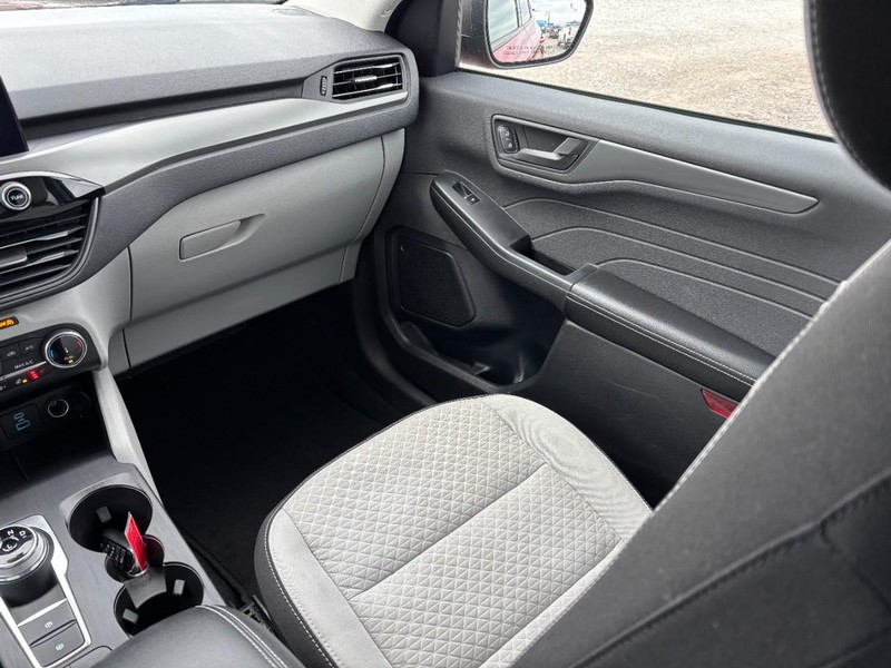 Ford Escape Vehicle Full-screen Gallery Image 16