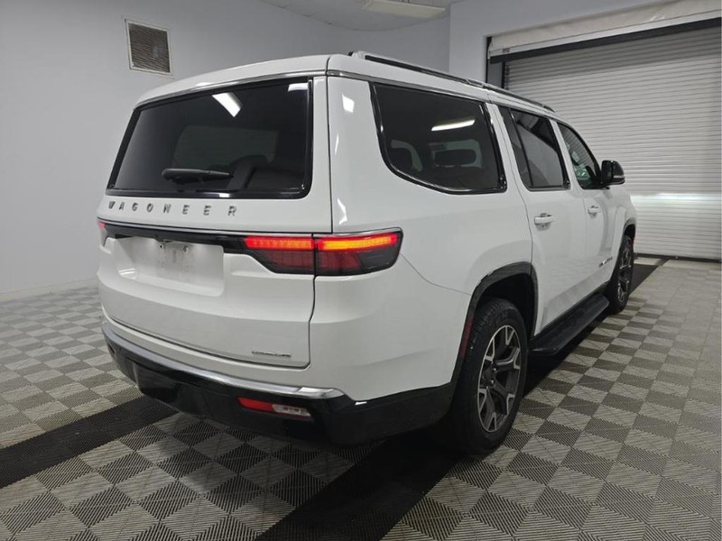 Jeep Wagoneer Vehicle Full-screen Gallery Image 02