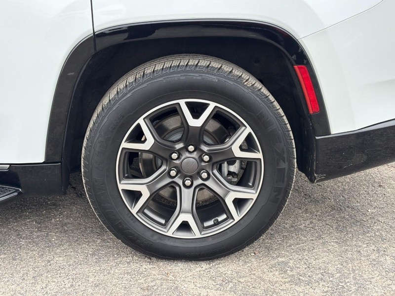 Jeep Wagoneer Vehicle Image 11