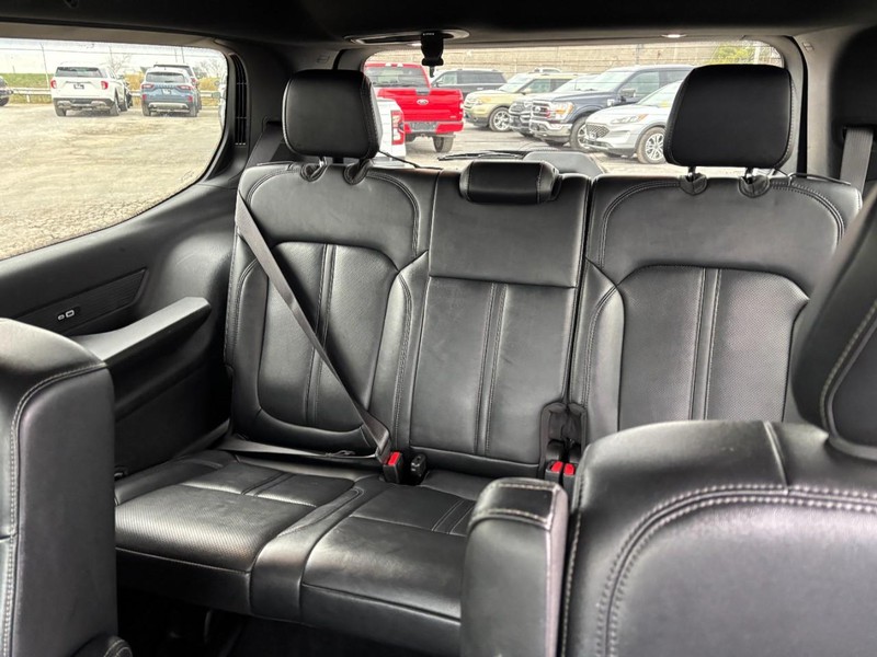 Jeep Wagoneer Vehicle Image 12