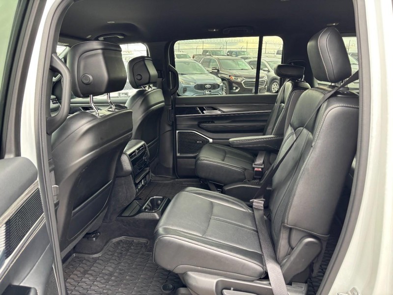 Jeep Wagoneer Vehicle Image 13