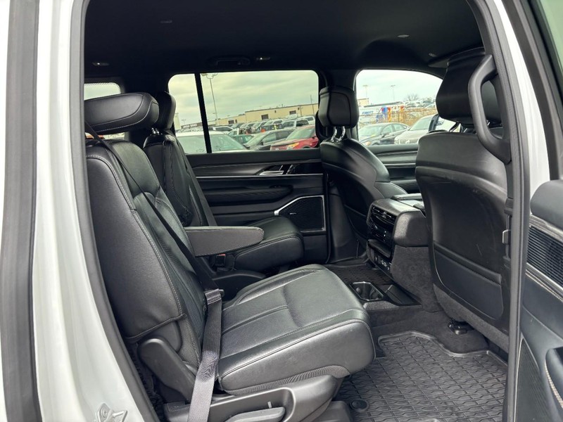 Jeep Wagoneer Vehicle Image 14