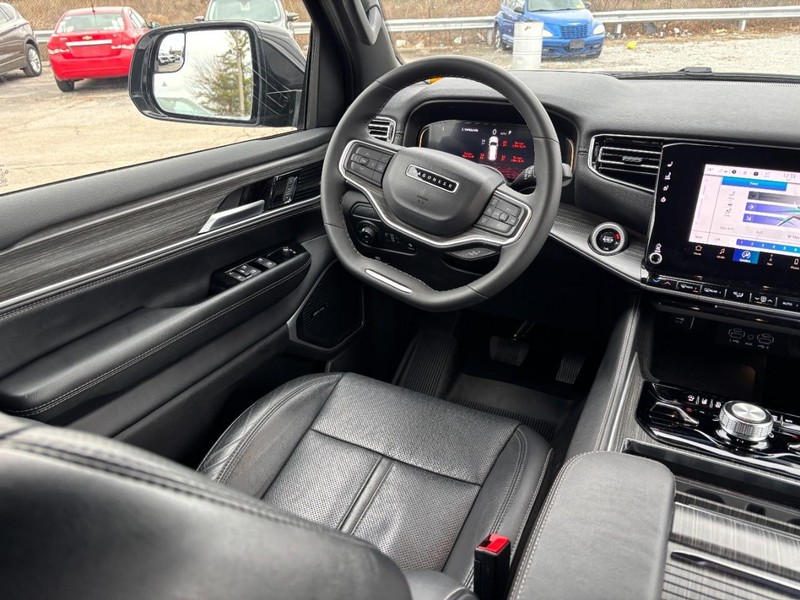 Jeep Wagoneer Vehicle Image 15