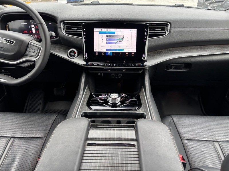 Jeep Wagoneer Vehicle Image 16